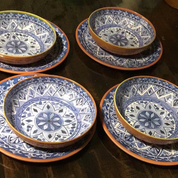 Lot of 8 Melamine Bowls and Plates - Picture 3 of 8